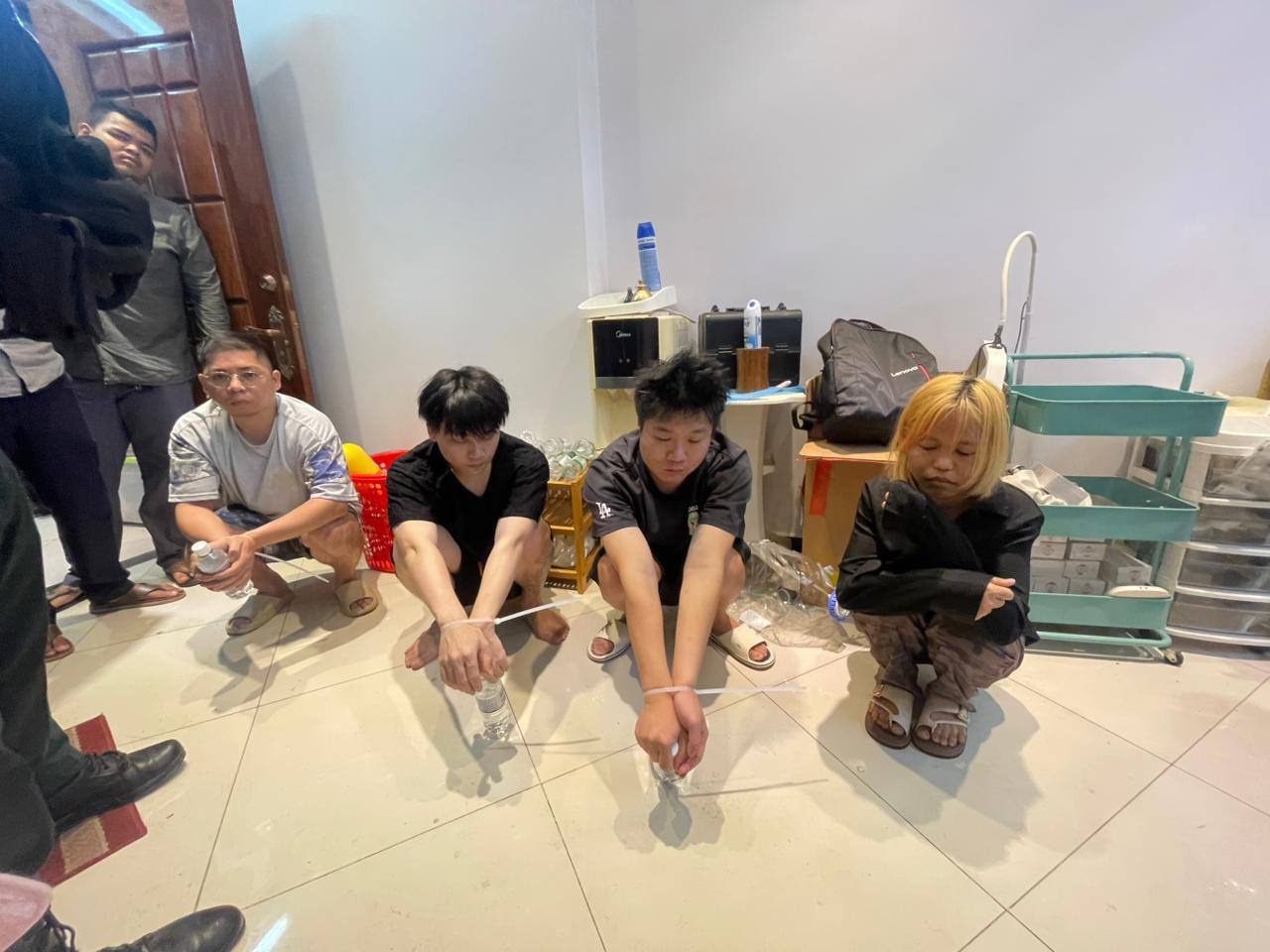 金边警方突查奥林匹亚中心蛋糕店 3 名外籍人员涉网络诈骗落网-亚太警务报道